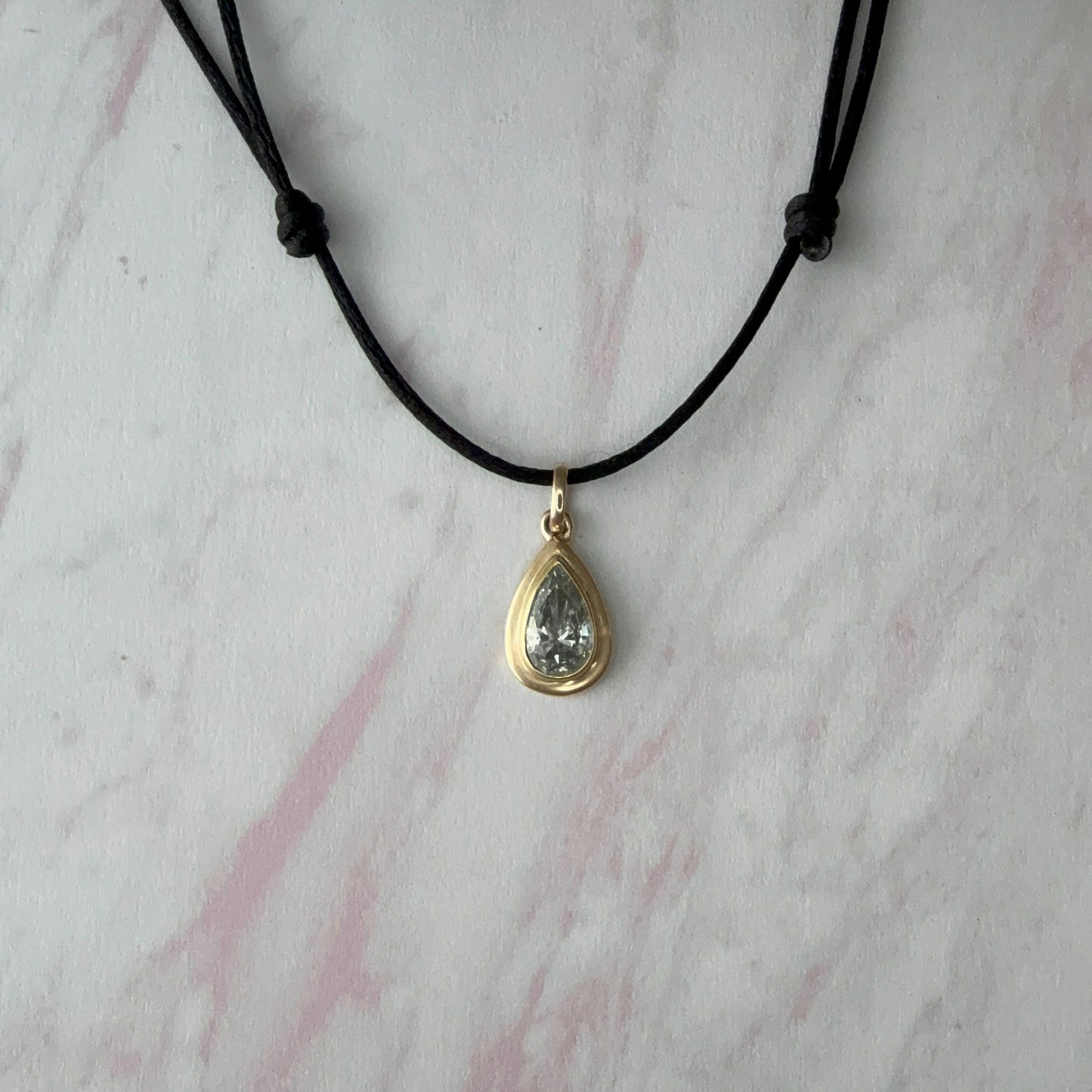 Collar de cordón negro con dije de oro amarillo de 14k de diamantes de laboratorio de 1CT