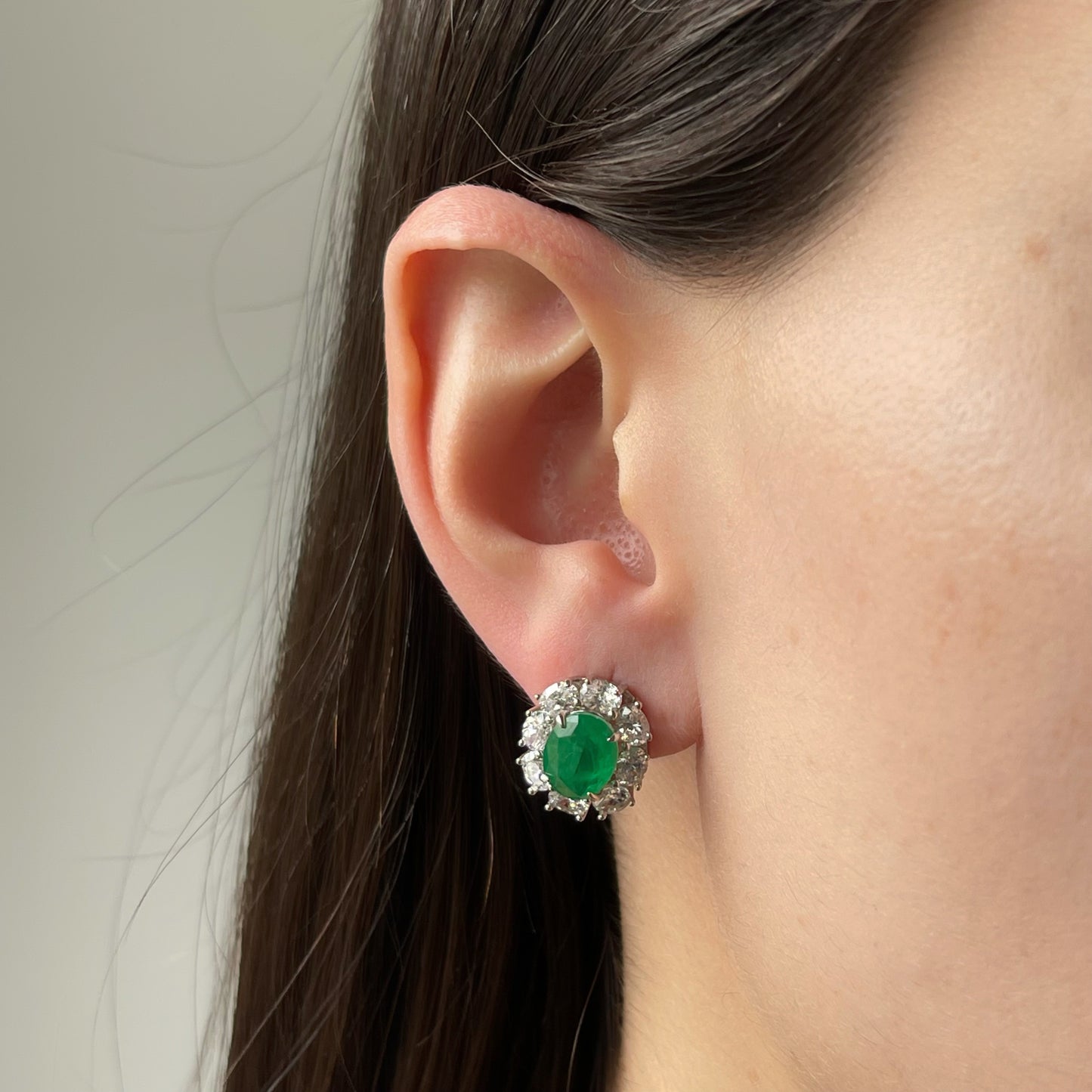 Aretes de plata con circonita verde ovalada y halo de circonitas blancas ovaladas