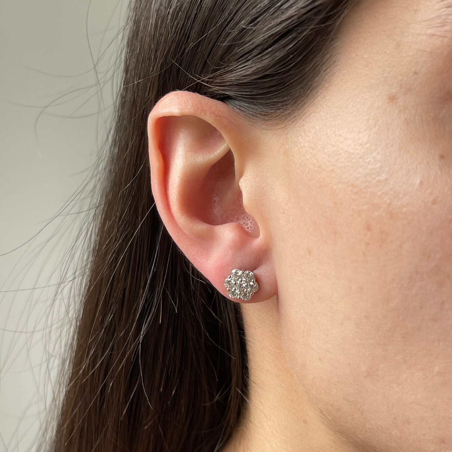 Aretes de plata con flor de circonitas redondas