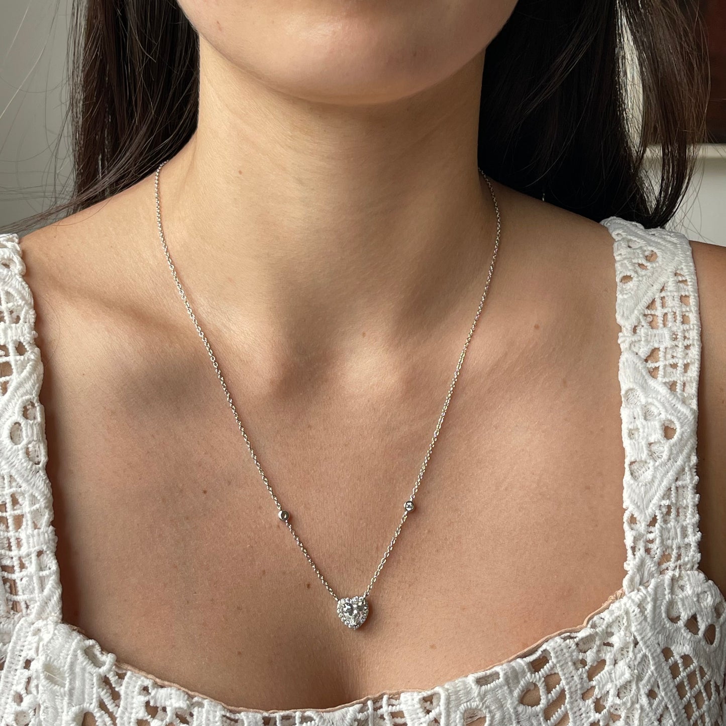 Collar de plata con corazón de circonita y halo de circonitas