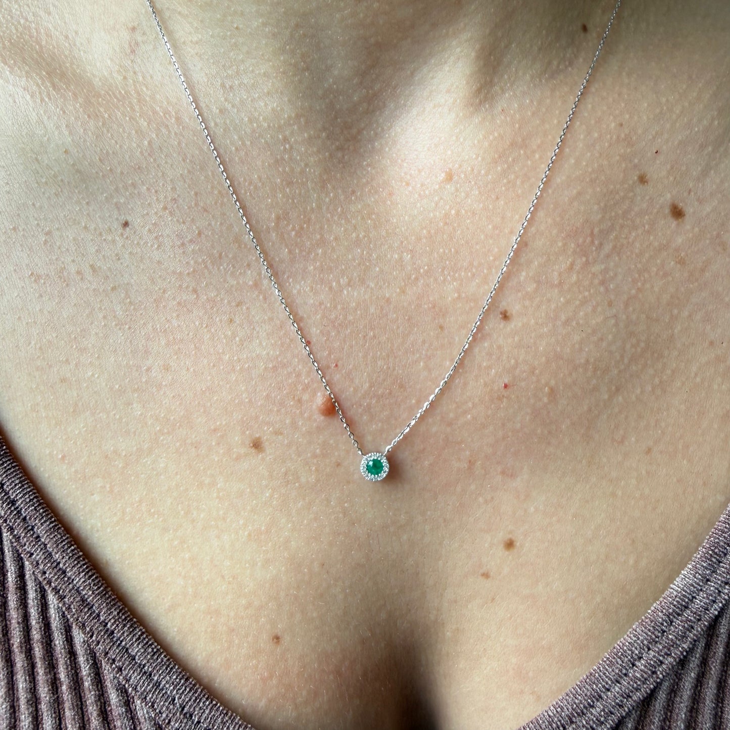 Collar en oro blanco 14k con esmeralda redonda 0.12ct y halo de diamantes 0.04ctw