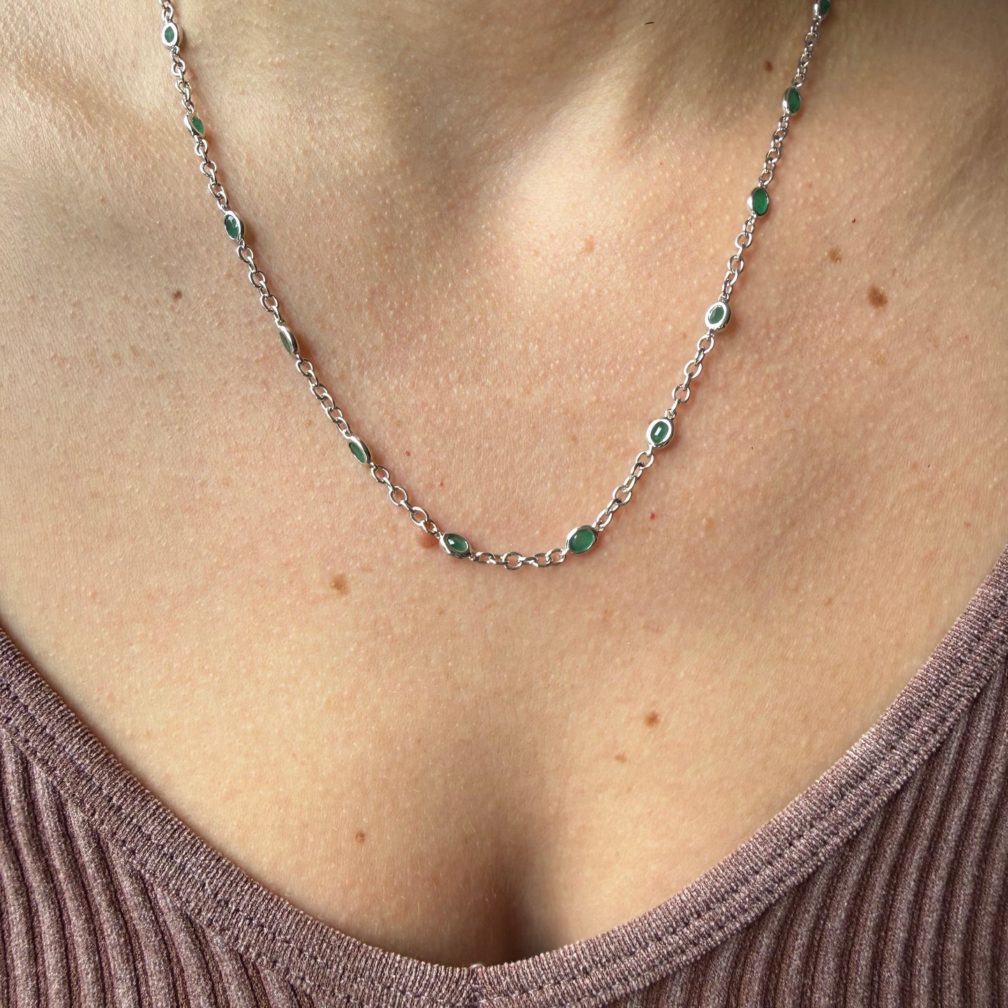 Collar de plata con esmeraldas ovaladas biseladas