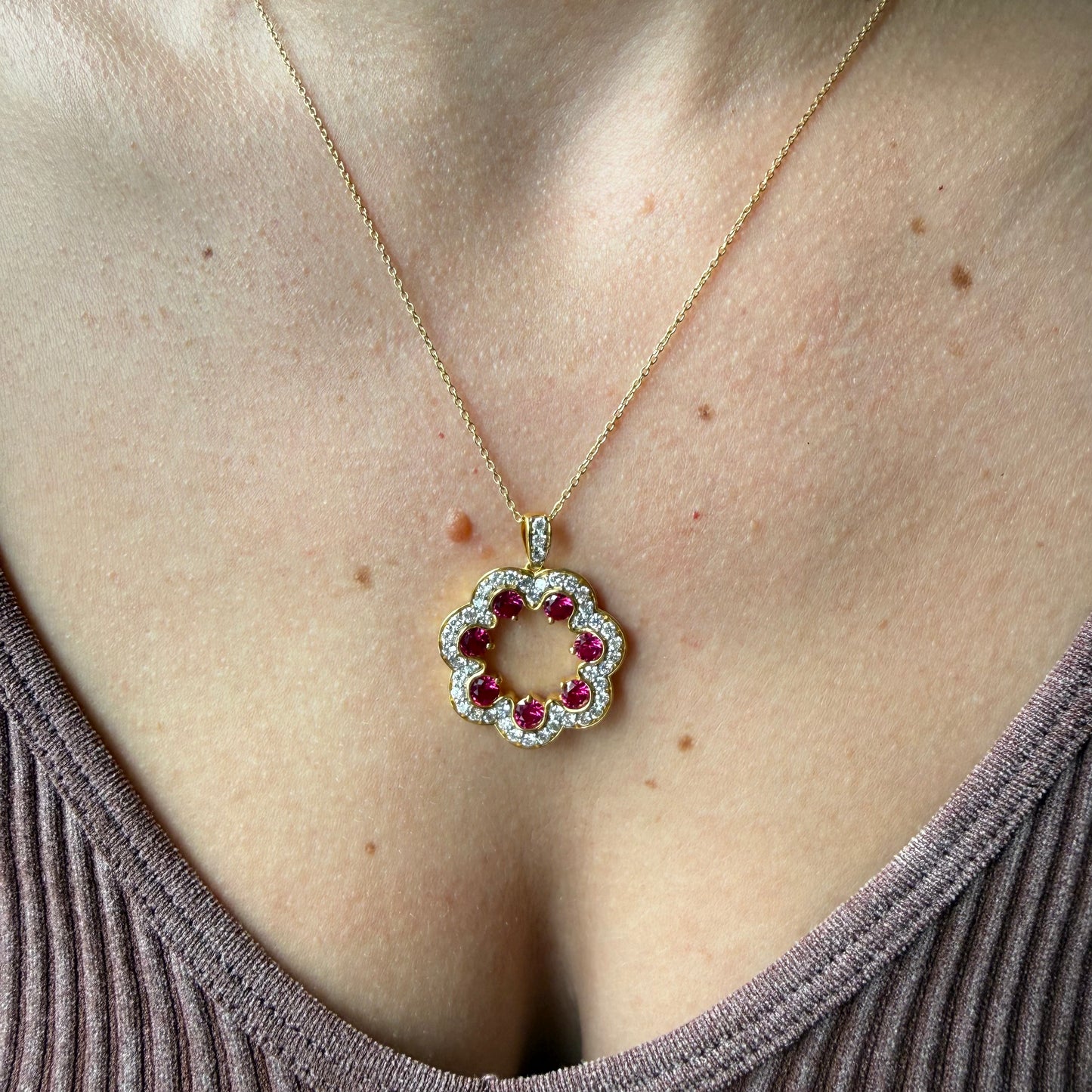 Collar de plata con baño de oro con medallón de rubíes y diamantes de laboratorio 1.35ctw