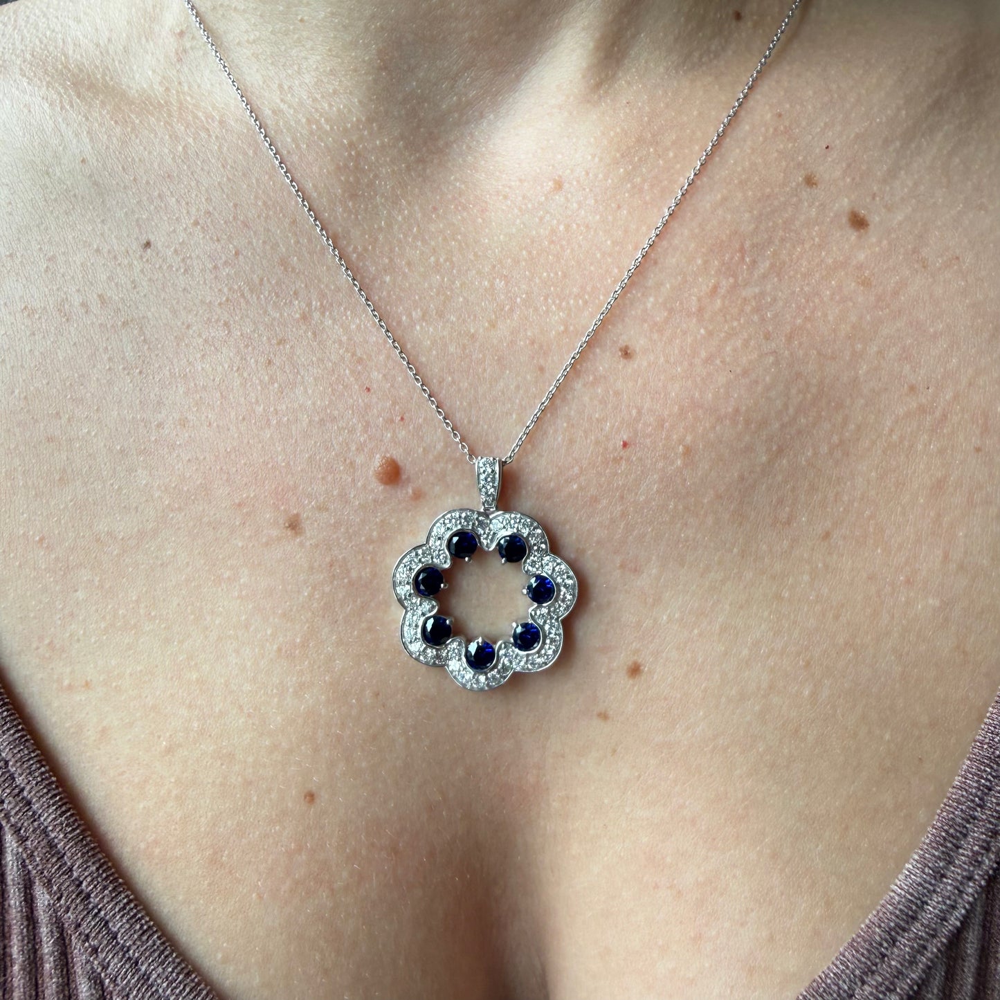 Collar de plata con medallón de zafiros y diamantes de laboratorio 1.35ctw