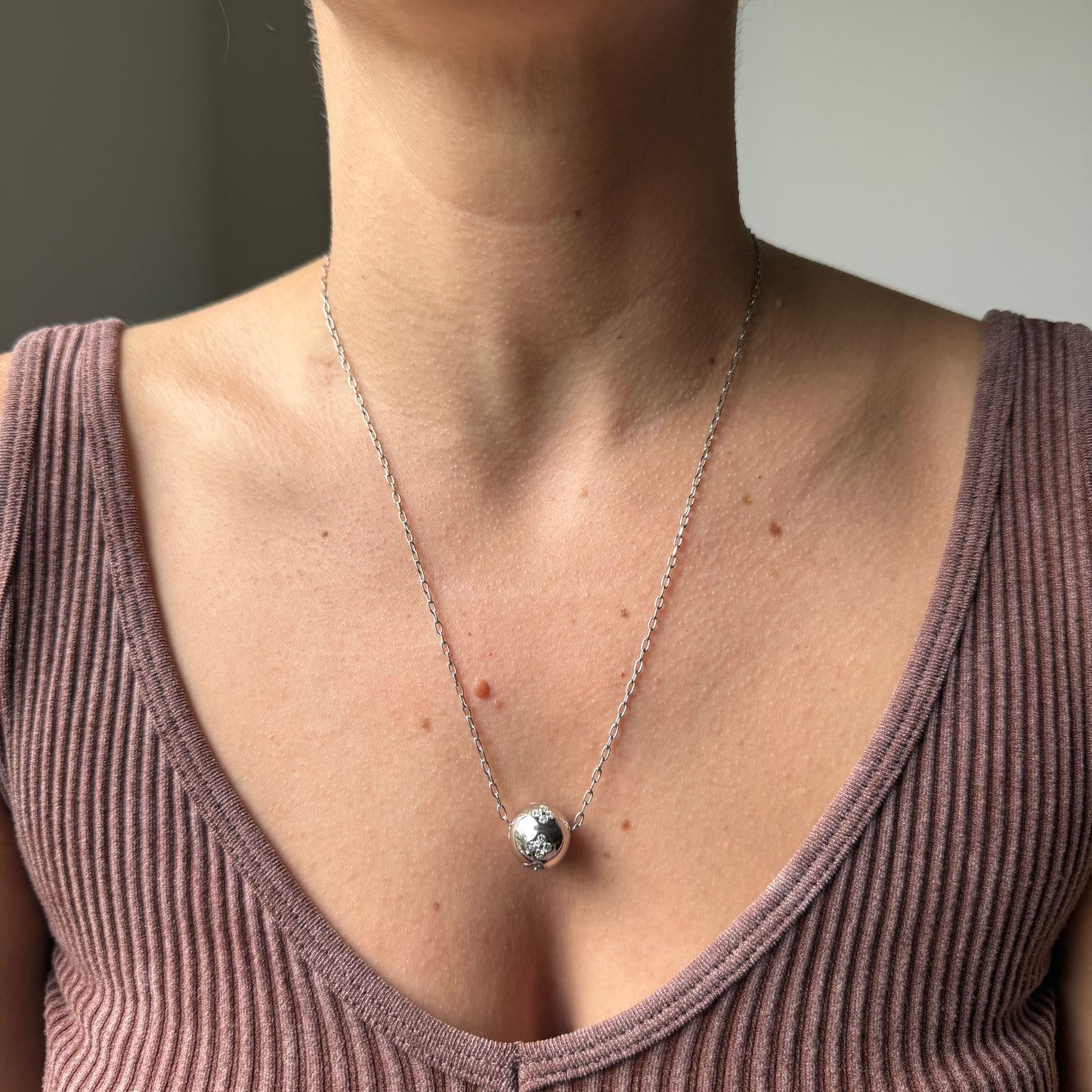 Cadena de plata con bolita con diamantes de laboratorio 1ctw