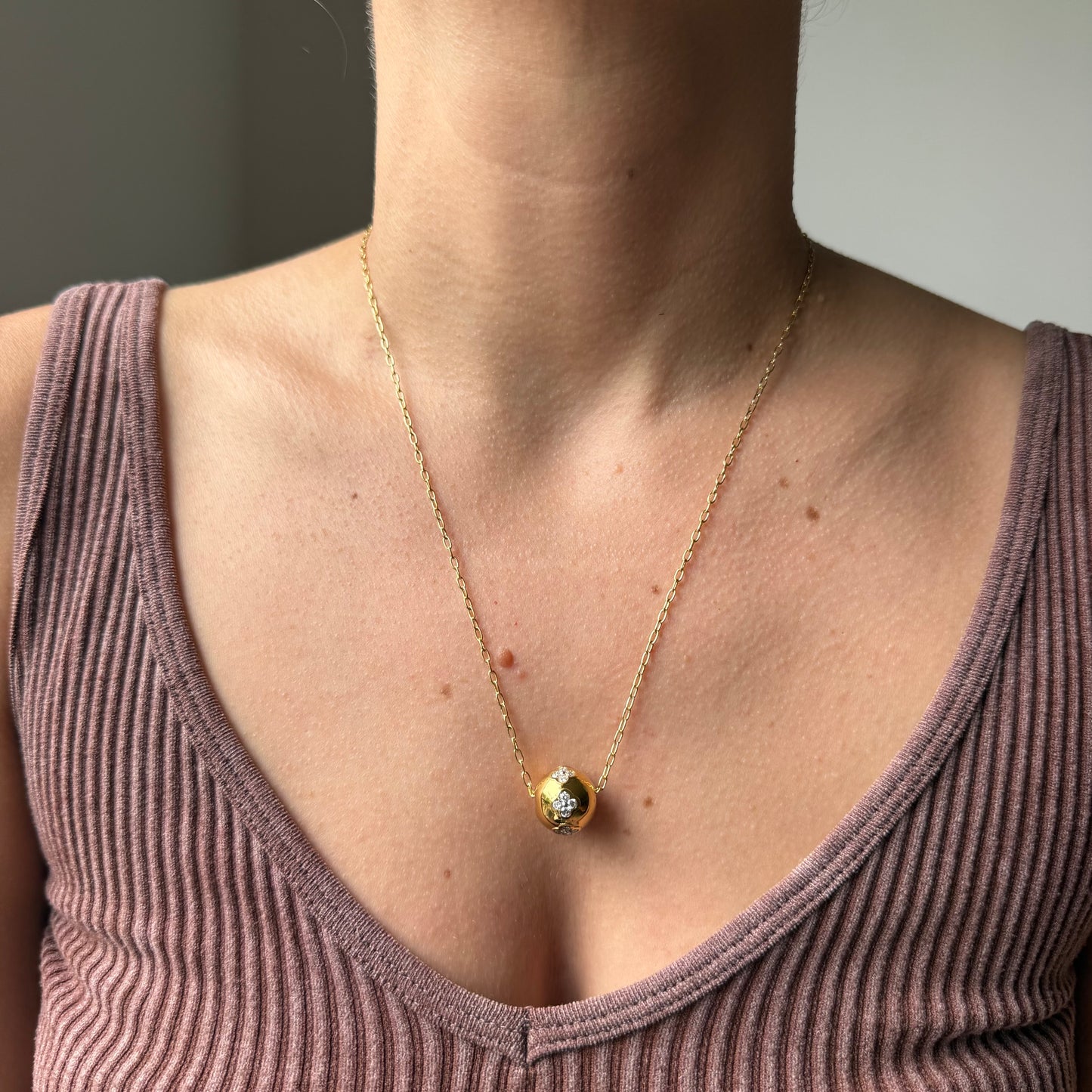 Cadena de plata con baño de oro amarillo con bolita con diamantes de laboratorio 1ctw