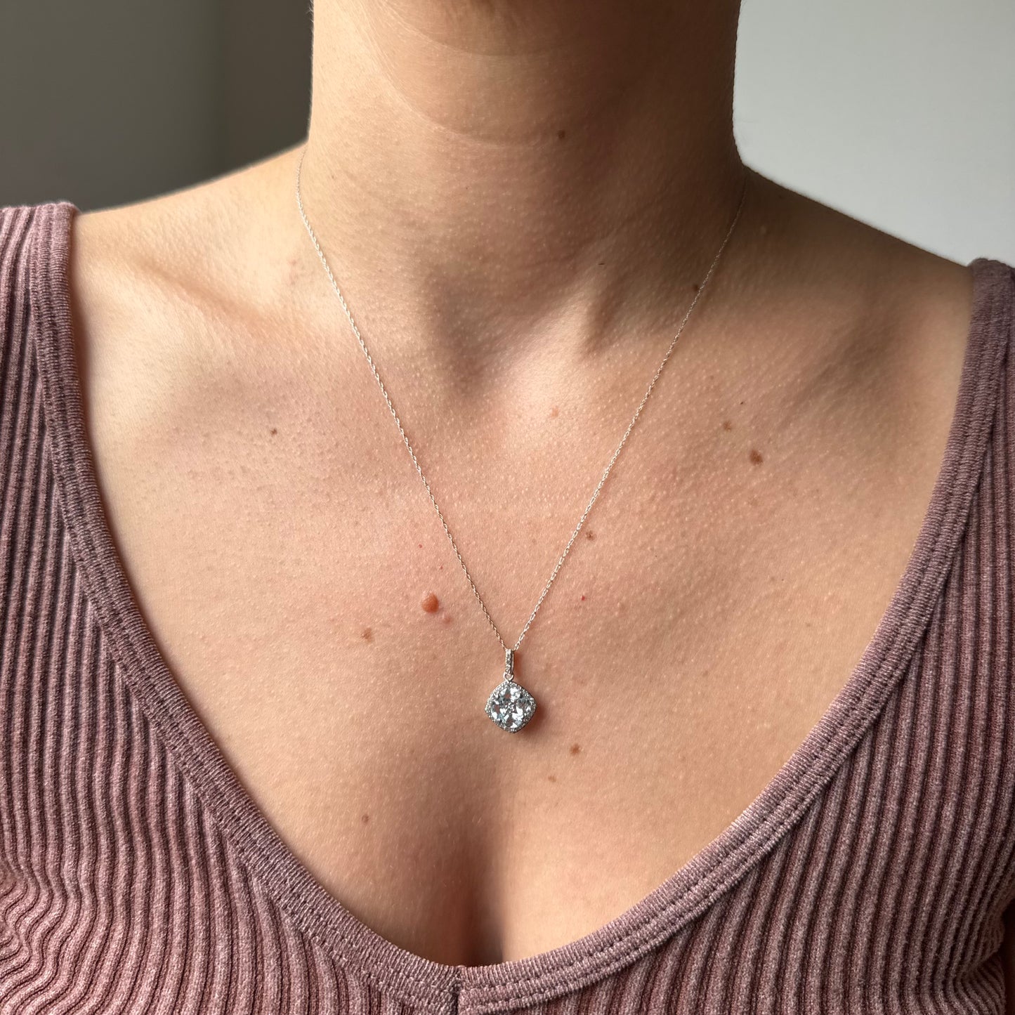 Collar en oro blanco 14k con dije de aquamarinas en forma de flor y borde de diamantes 0.15ctw