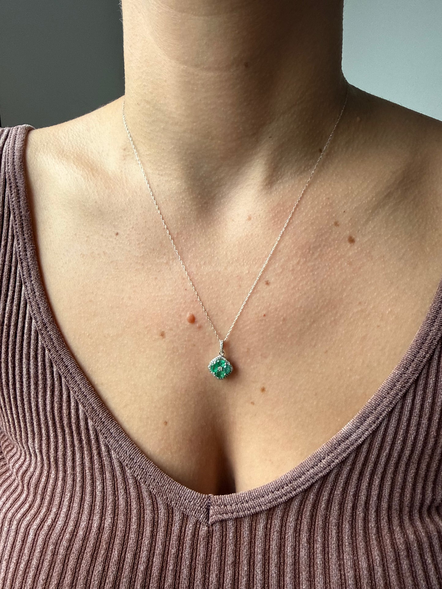 Collar en oro blanco 14k con dije de esmeraldas en forma de flor y borde de diamantes 0.15ctw