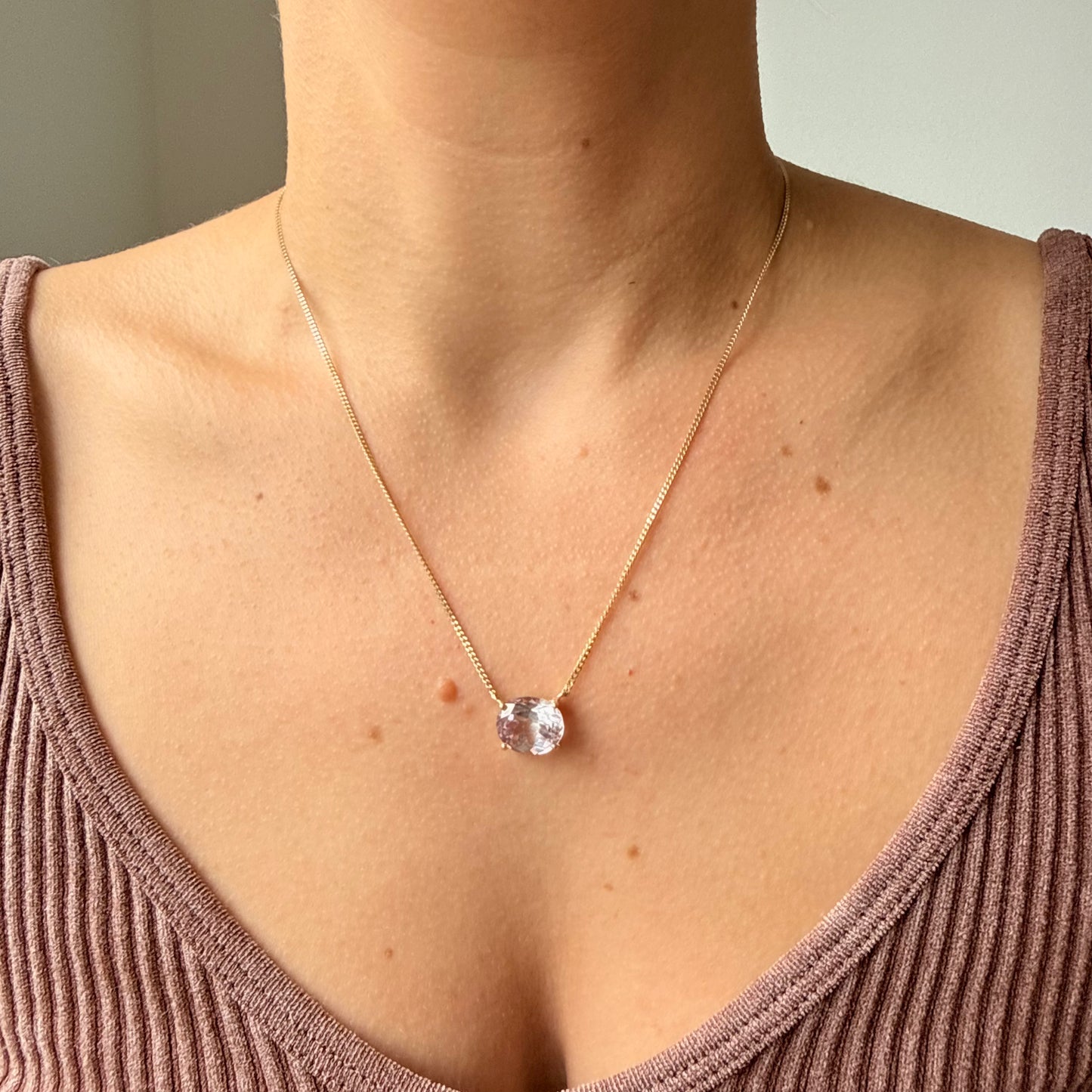 Collar en oro amarillo 14k con topacio rosado ovalado