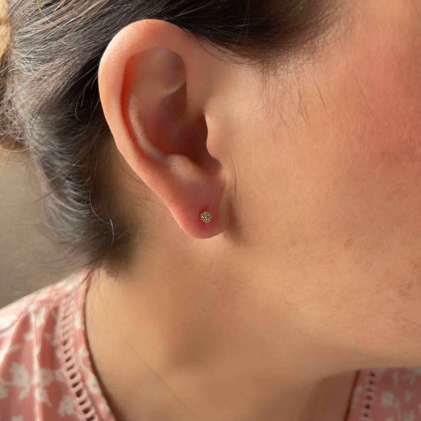 Piercing en oro amarillo 14K con florcita de circoniitas