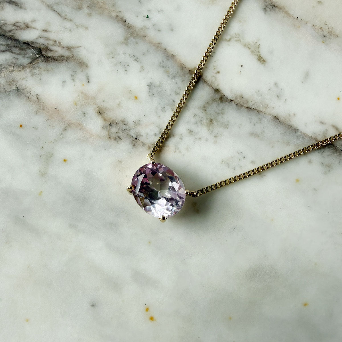 Collar en oro amarillo 14k con topacio rosado ovalado