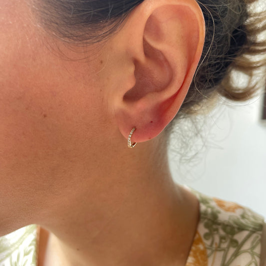 Argollas single tipo huggies pequeñas con circonitas en oro amarillo 14K