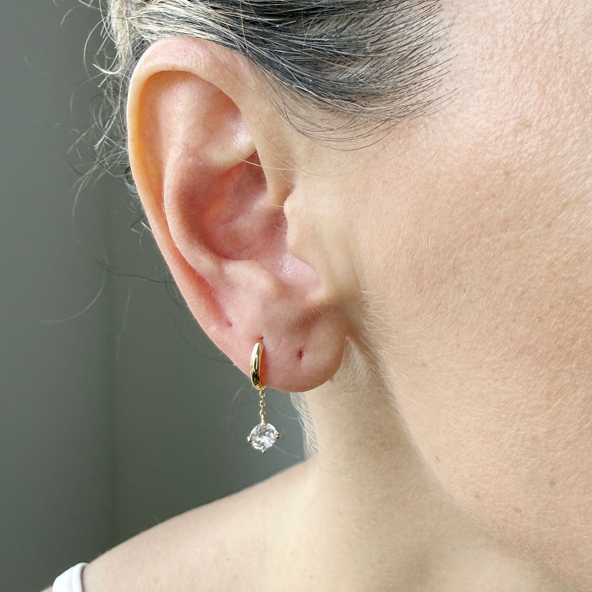 Argolla en oro amarillo 14k con cadena y stud de circonita colgante