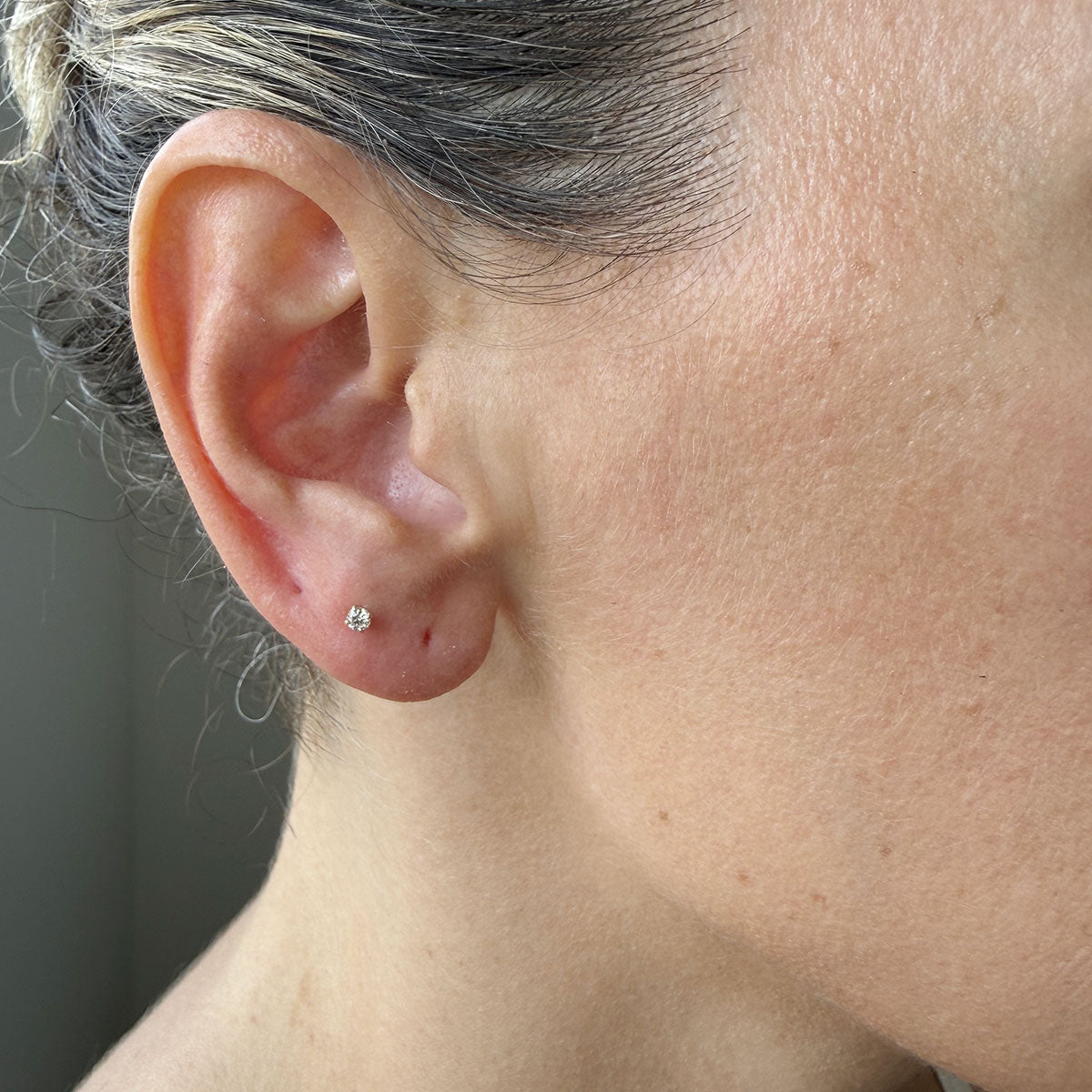 Arete piercing en oro amarillo 14k con diamante de laboratorio 2.5mm