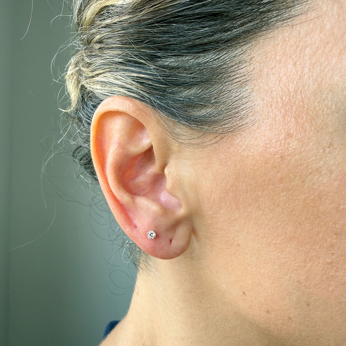 Arete piercing en oro amarillo 14k con diamante de laboratorio 3mm