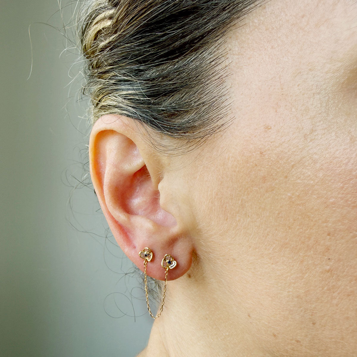 Arete doble flor de circonitas con cadena en oro amarillo 18k