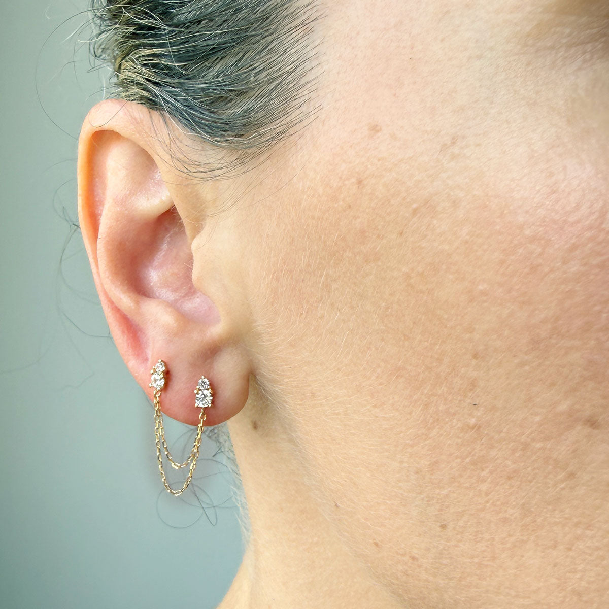 Arete en oro amarillo 14k con circones con doble cadena colgando
