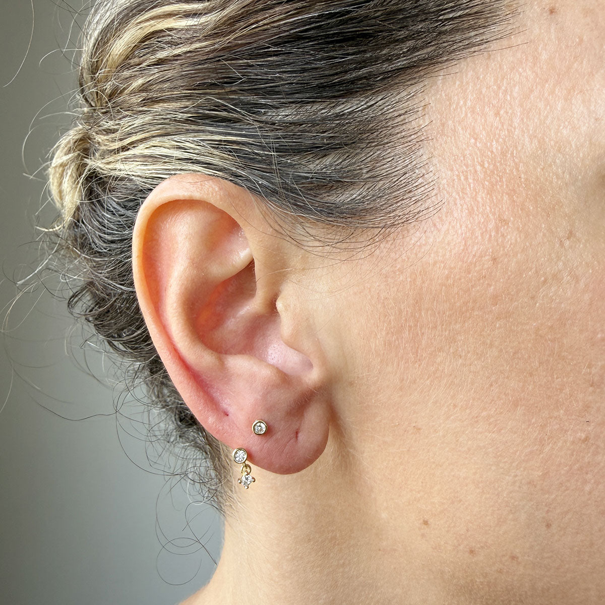 Arete piercing curva en oro amarillo 14k con tres circonitas