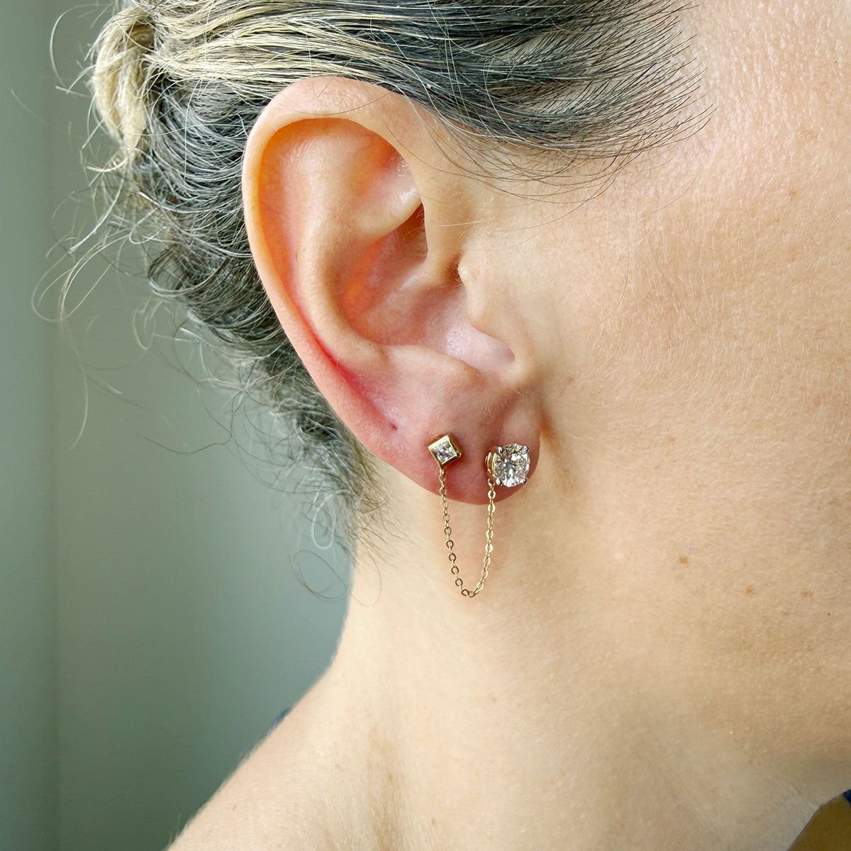 Arete en oro amarillo 14k con rombo de circonita y cadena colgante