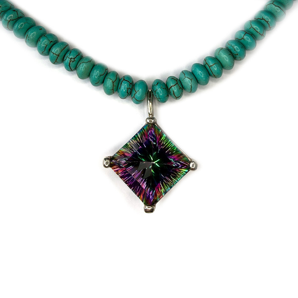 Collar de magnesita turquesa con dije de plata y topacio místico en rombo