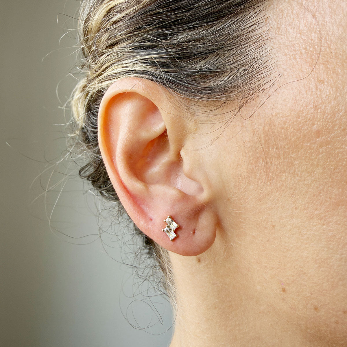 Arete en oro amarillo 14k con dos rectángulos de circonitas
