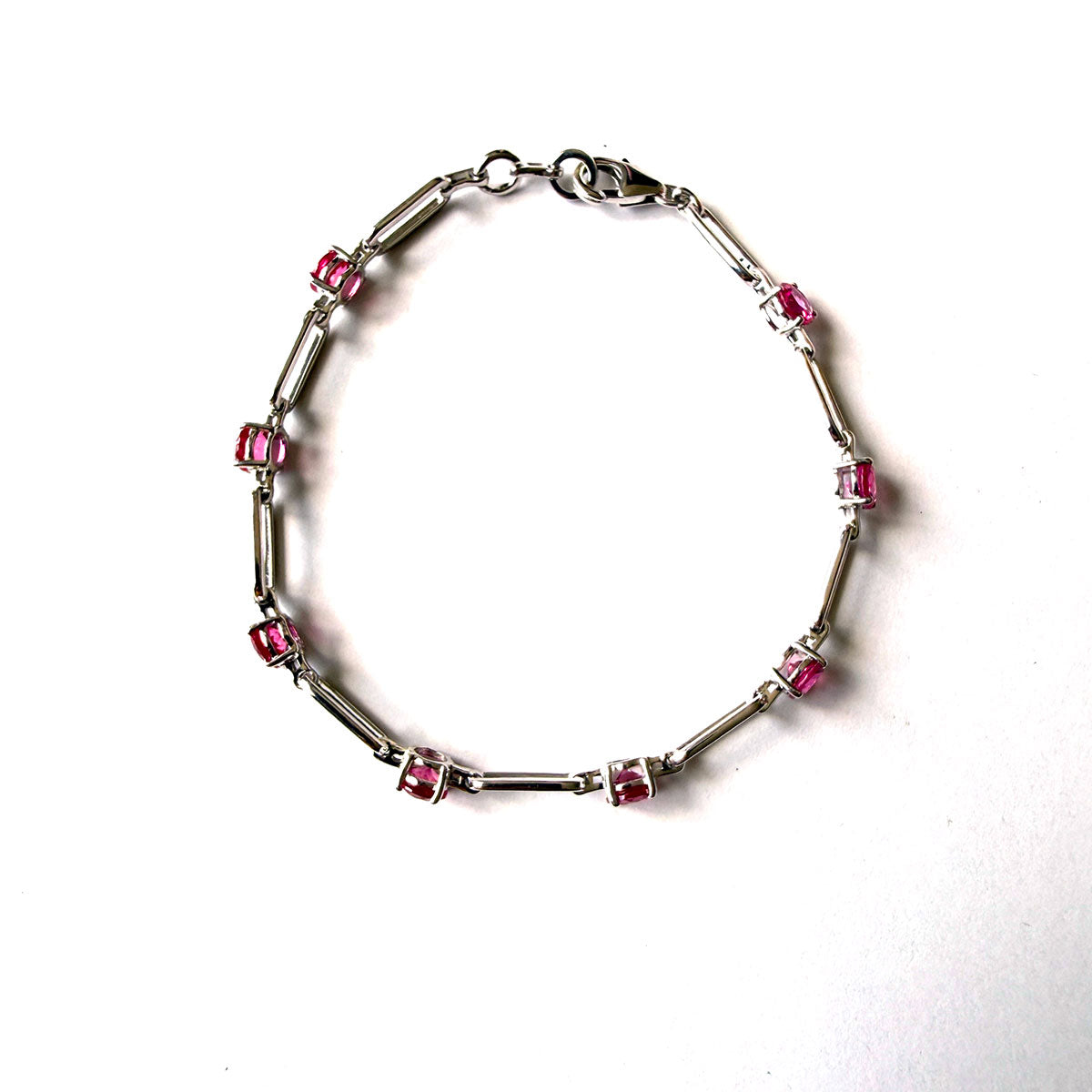 Pulsera de plata con eslabones ovalados y rubíes de laboratorio