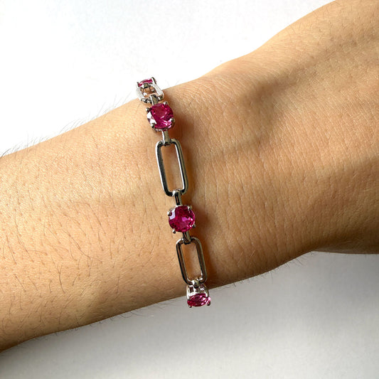 Pulsera de plata con eslabones ovalados y rubíes de laboratorio