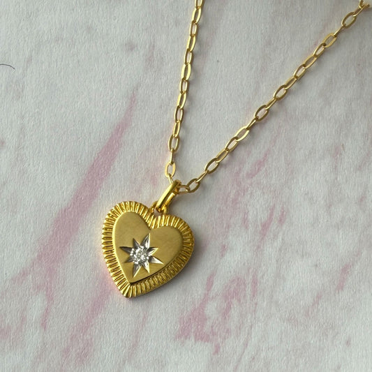 Collar de plata con baño de oro de corazón con diamante de laboratorio 0.05ct