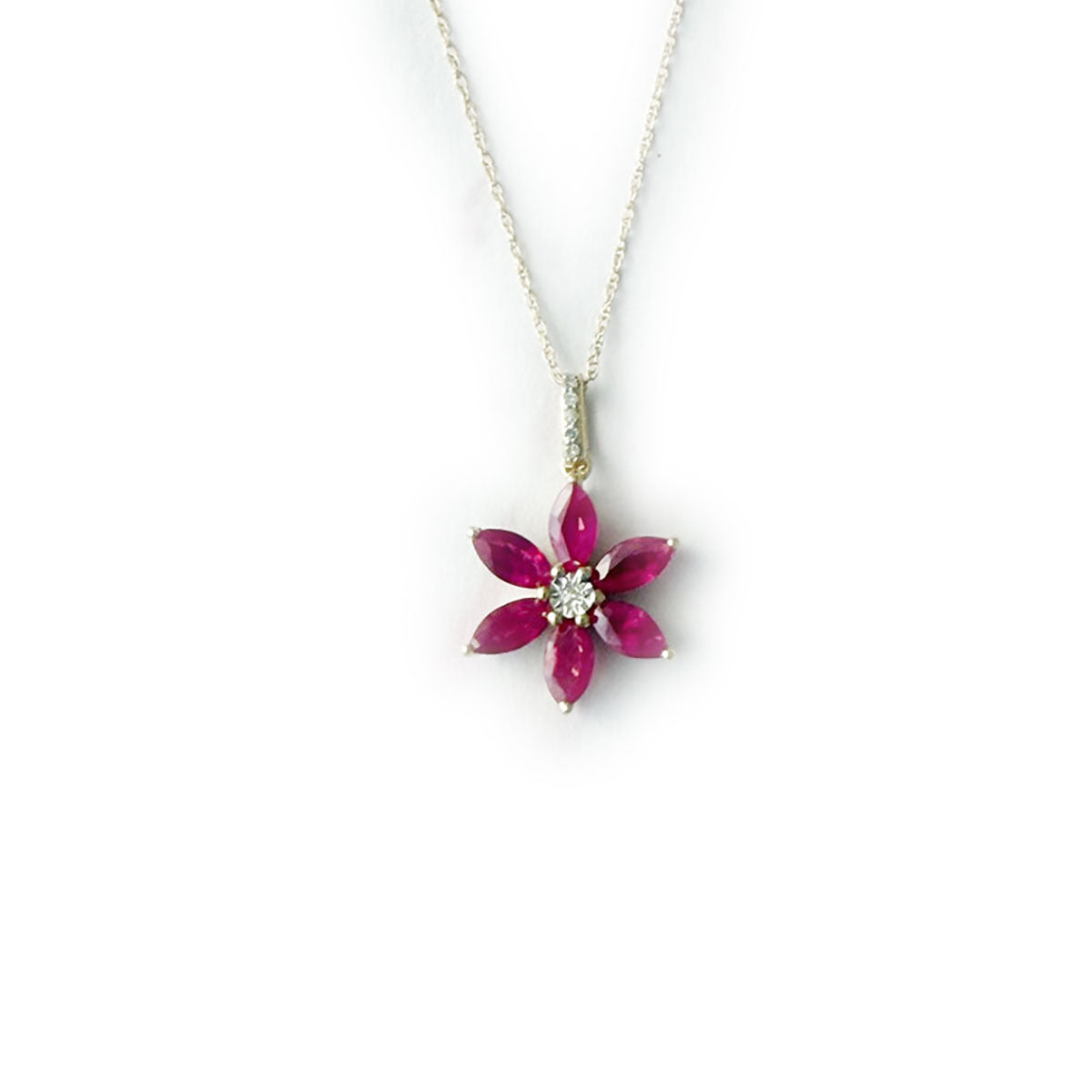 Collar flor de seis pétalos de rubí en oro amarillo 10k con diamantes 0.11ct