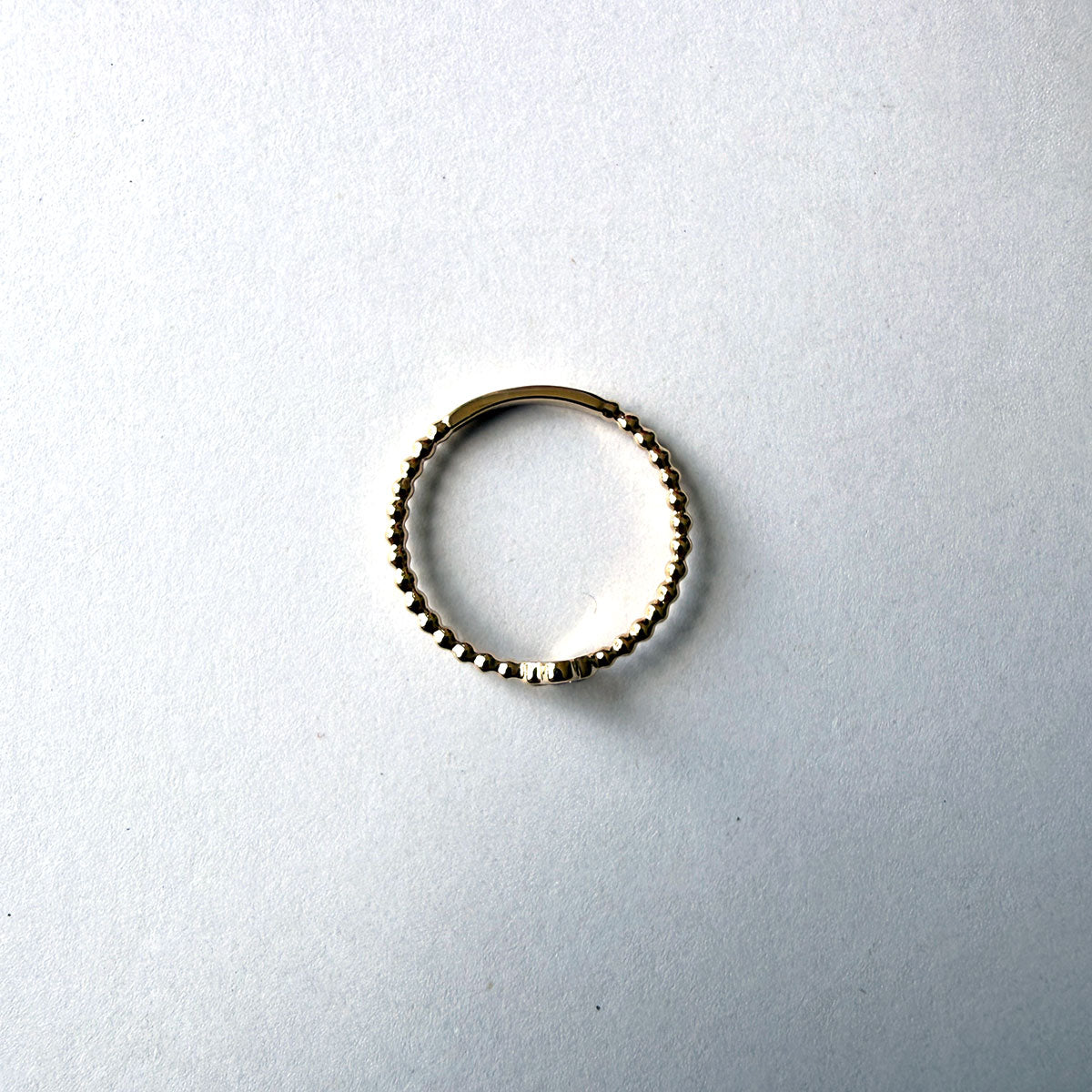 Anillo en oro amarillo 10k de bolitas con mini flor de diamantes 0.10ctw