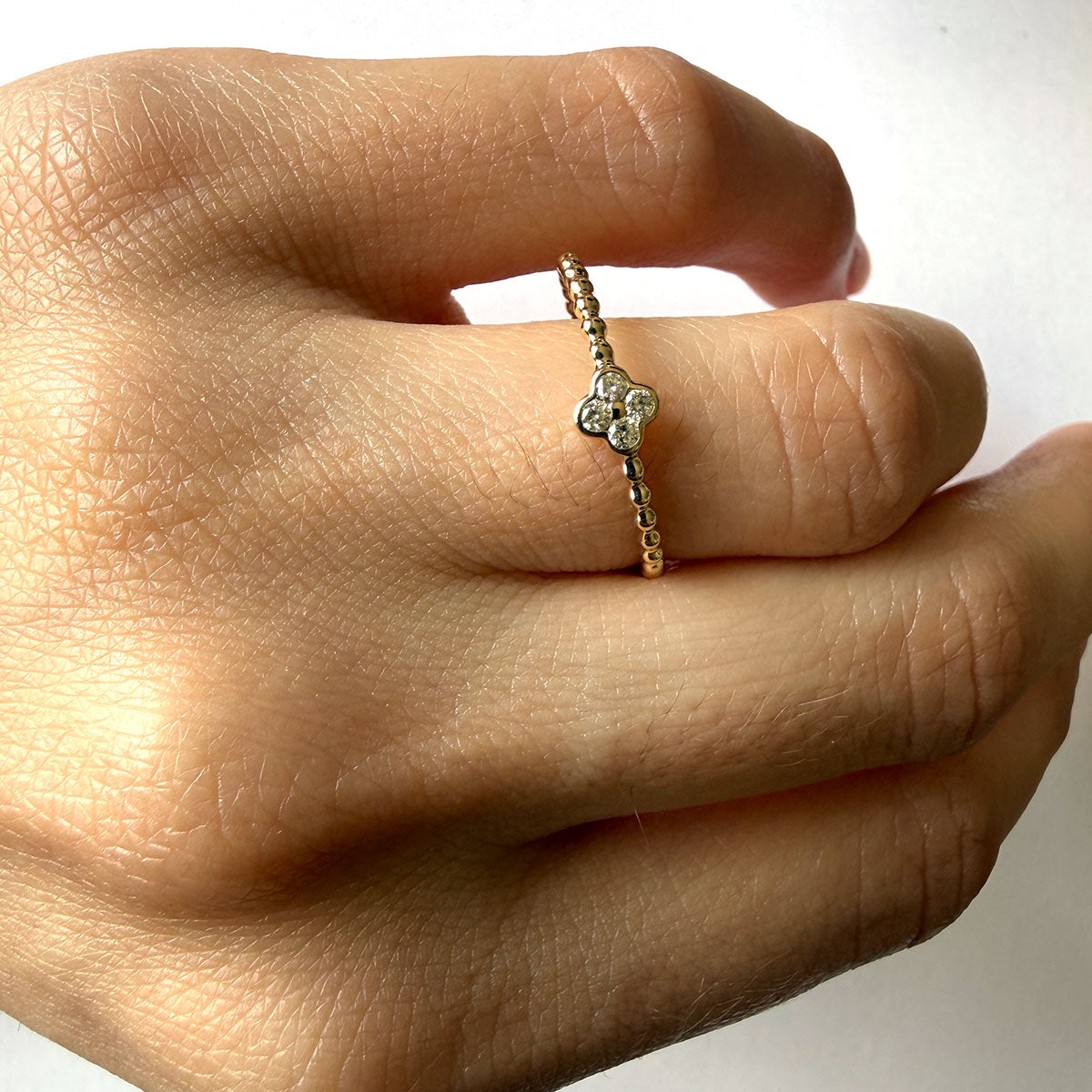 Anillo en oro amarillo 10k de bolitas con mini flor de diamantes 0.10ctw