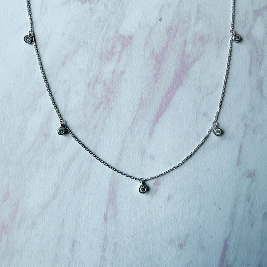 Collar de oro blanco 10k con diamantes biselados colgantes 0.25ctw