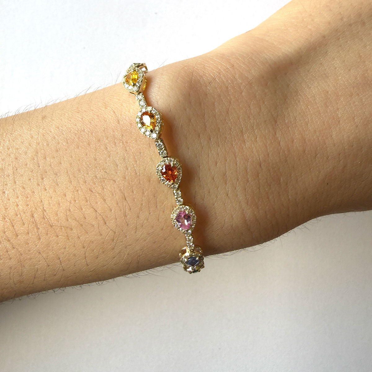 Pulsera en oro amarillo 10k con zafiros arcoíris corte pera 5ctw y diamantes 0.75ctw