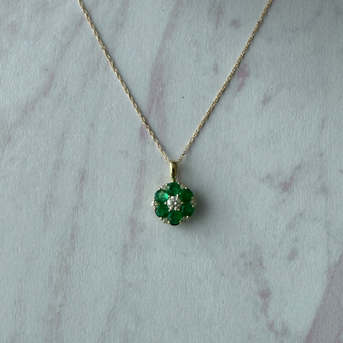 Collar de oro amarillo 10k con dije de flor de esmeraldas y diamantes 0.20ctw