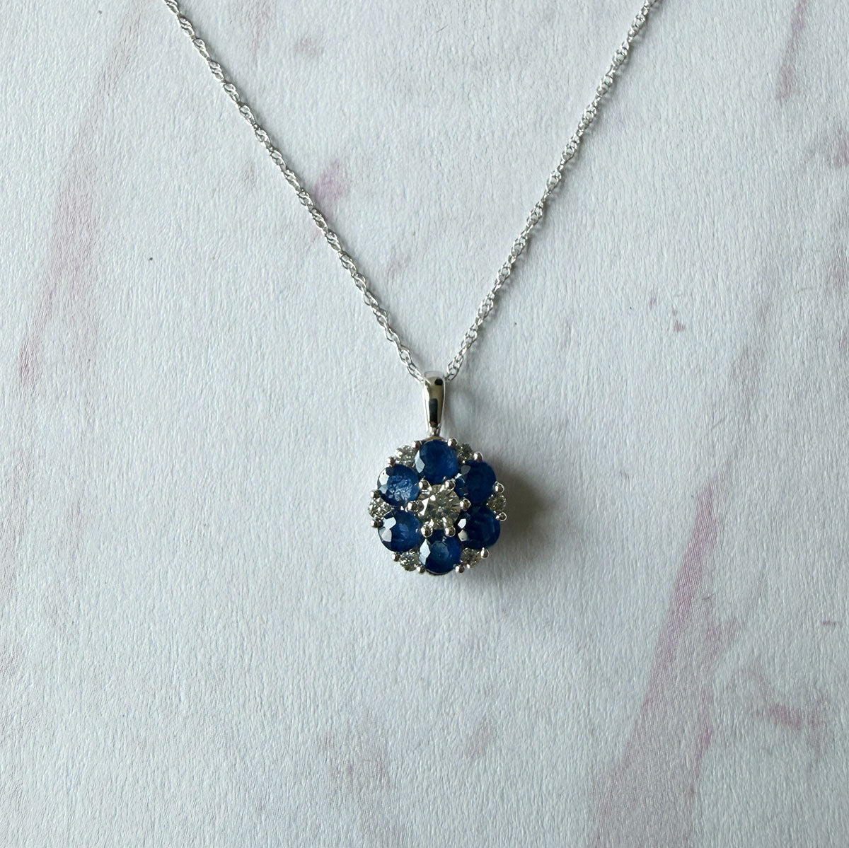 Collar de oro blanco 10k con dije de flor de zafiros y diamantes 0.20ctw