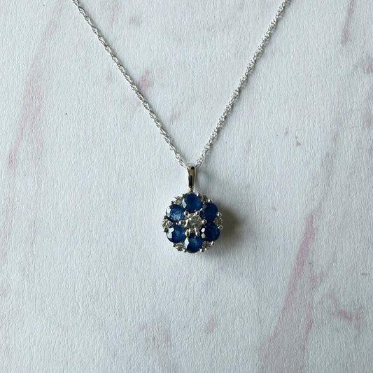 Collar de oro blanco 10k con dije de flor de zafiros y diamantes 0.20ctw