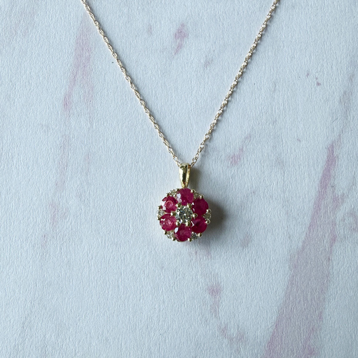 Collar de oro amarillo 10k con dije de flor de rubíes y diamantes 0.20ctw