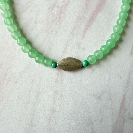 Collar de piedras verdes naturales y plata