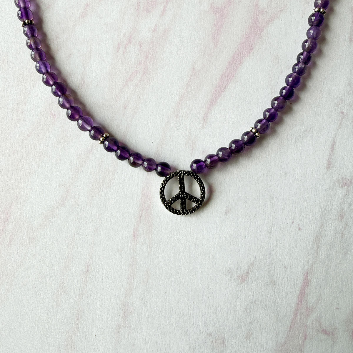 Collar de amatistas y dije de plata y diamantes negros 0.12 de símbolo de la paz