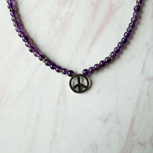 Collar de amatistas y dije de plata y diamantes negros 0.12 de símbolo de la paz