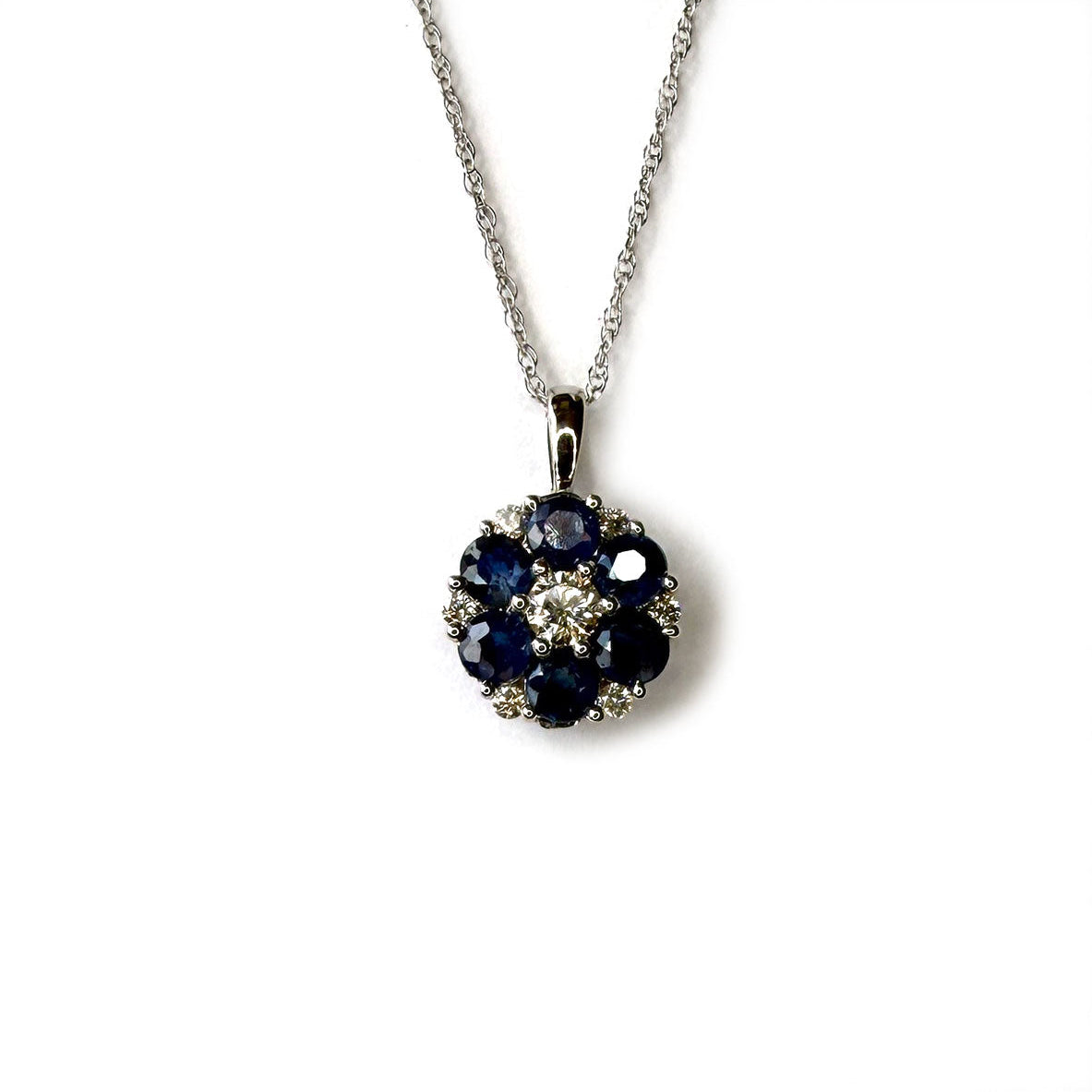 Collar de oro blanco 10k con dije de flor de zafiros y diamantes 0.20ctw