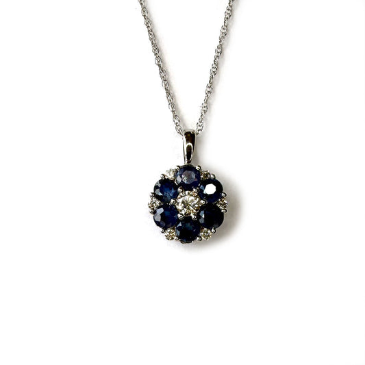 Collar de oro blanco 10k con dije de flor de zafiros y diamantes 0.20ctw