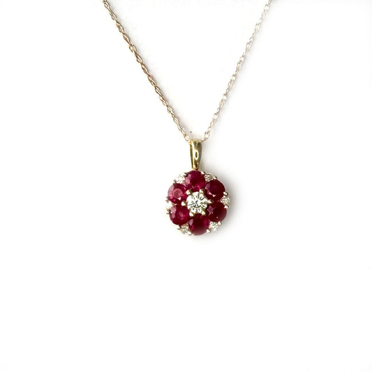 Collar de oro amarillo 10k con dije de flor de rubíes y diamantes 0.20ctw