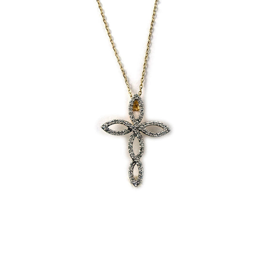 Collar en plata con baño de oro con cruz de curvas y puntas con diamantes de laboratorio 0.25ctw