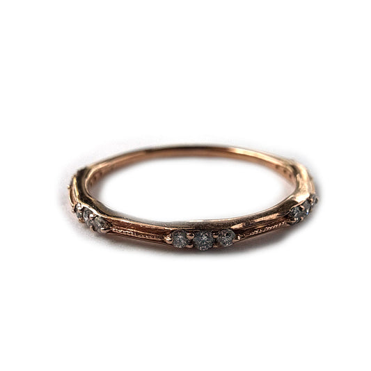 Anillo fino de oro rosa 10k con grupitos de 3 diamantes 0.14ctw