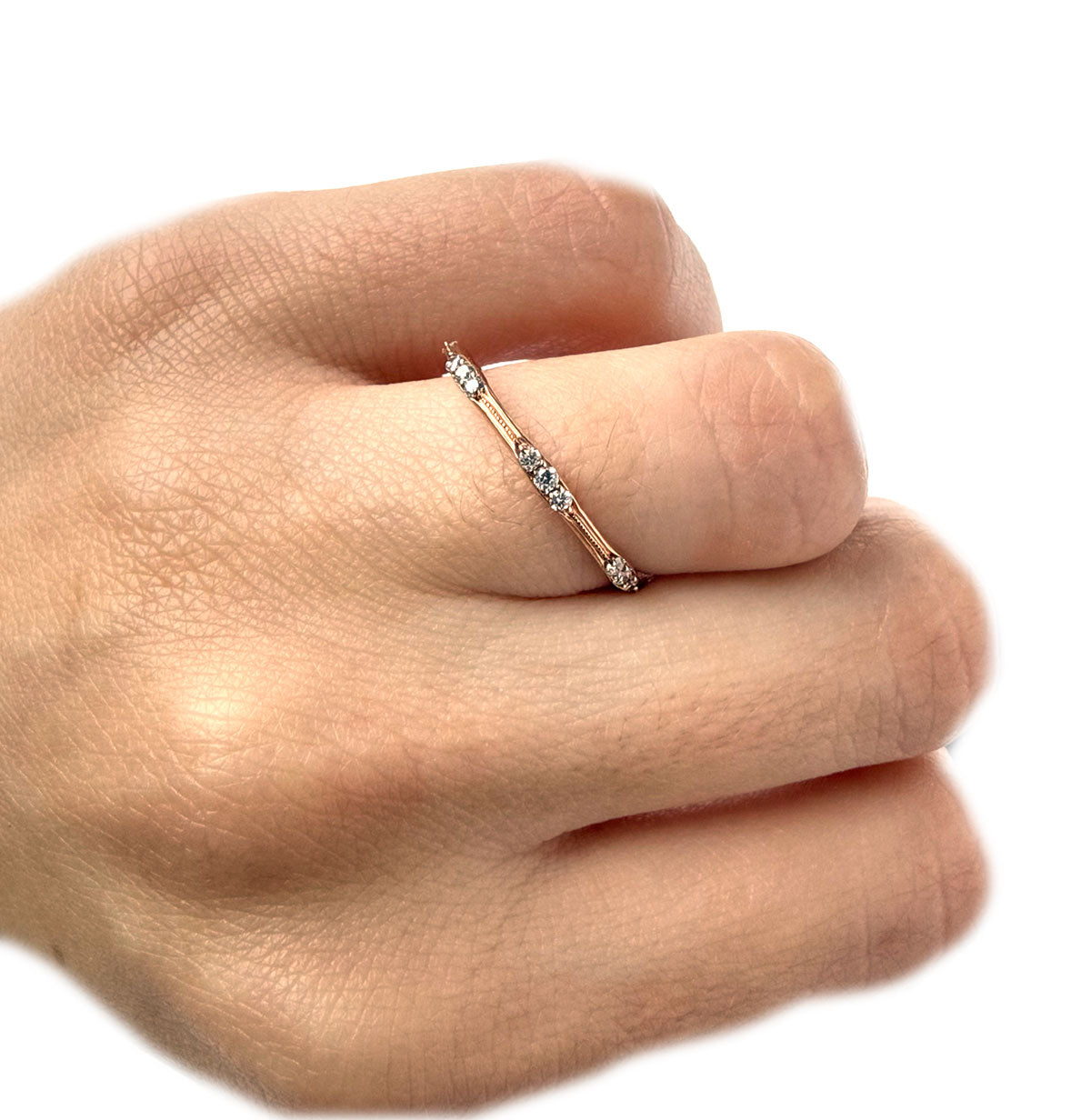 Anillo fino de oro rosa 10k con grupitos de 3 diamantes 0.14ctw