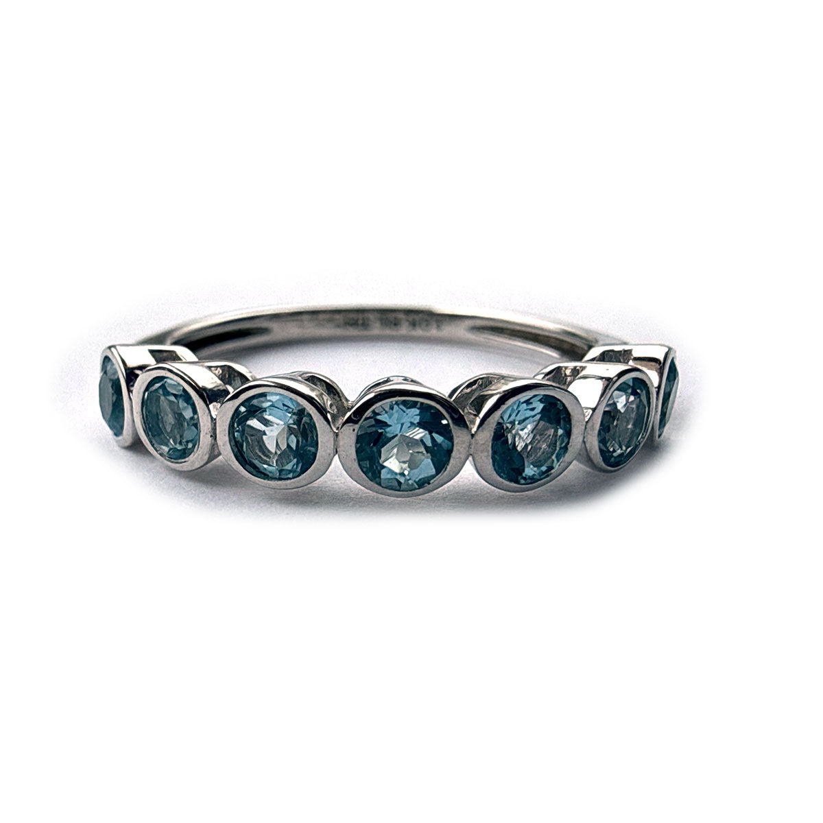 Anillo en oro blanco 10K con topacio azules biselados