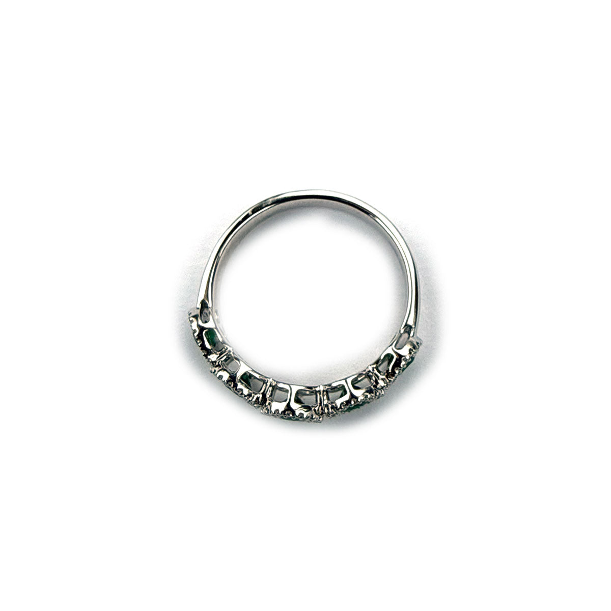 Anillo en oro blanco 14K con esmeraldas redondas y halo de diamantes 0.18ctw