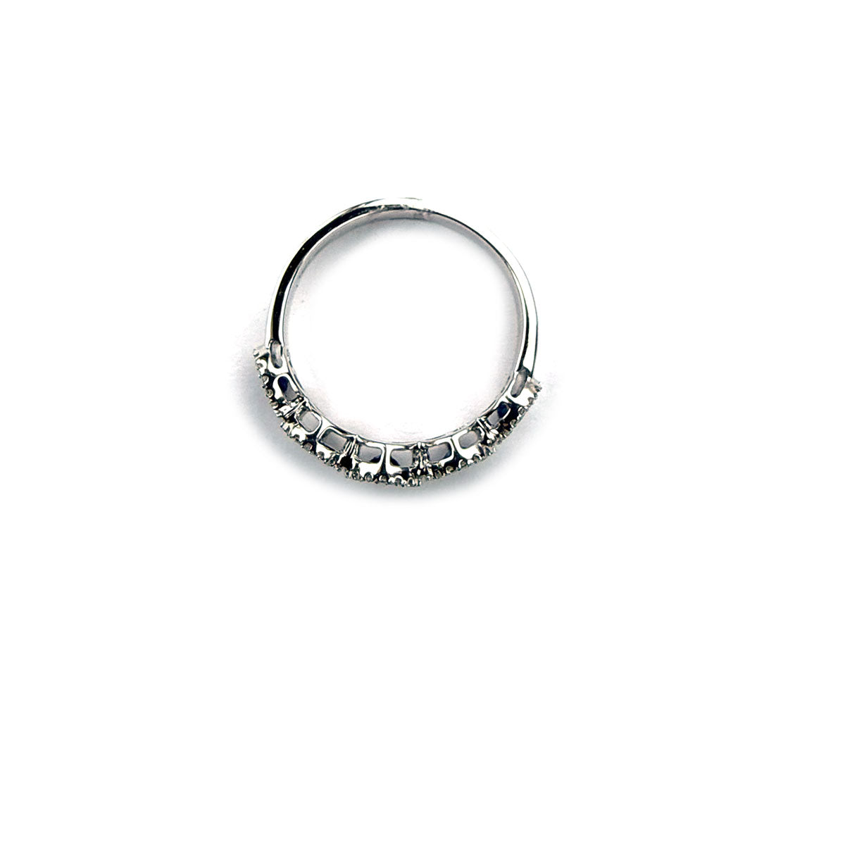 Anillo en oro blanco 14K con zafiros redondos y halo de diamantes 0.18ctw