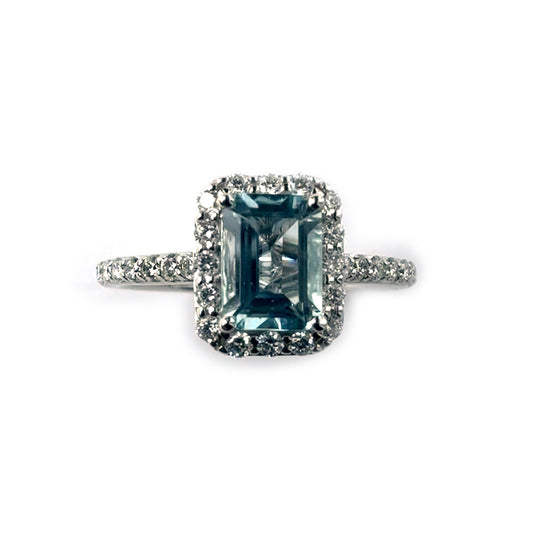 Anillo en oro blanco 14K con aquamarina corte esmeralda y halo de diamantes 0.35ctw